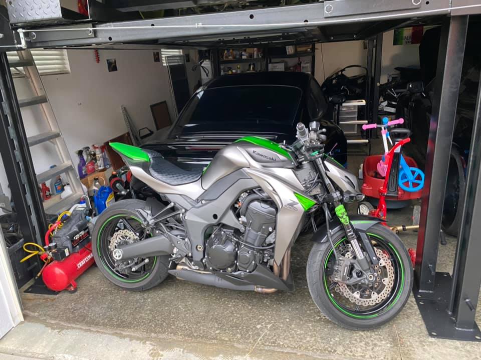 Ngoài siêu xe, xe thể thao và xe cổ, Tyler Ngo còn sưu tầm rất nhiều xe 2 bánh, trong ảnh là Kawasaki Z1000 Ngoài siêu xe, xe thể thao và xe cổ, Tyler Ngo còn sưu tầm rất nhiều xe 2 bánh, trong ảnh là Kawasaki Z1000