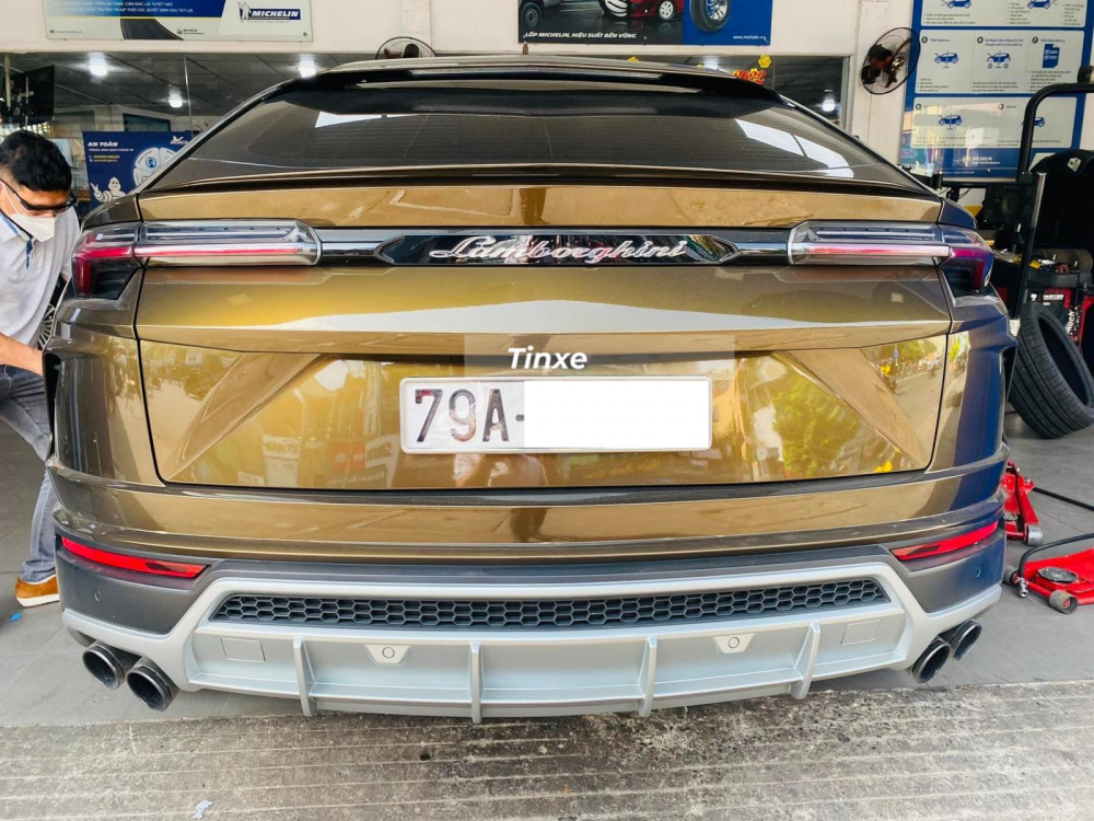 Bộ &aacute;o n&agrave;y t&ugrave;y theo g&oacute;c nh&igrave;n sẽ cho ra m&agrave;u đậm hoặc s&aacute;ng