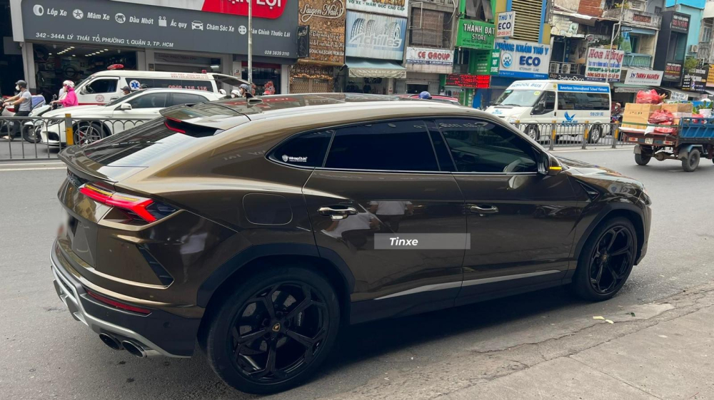 Lamborghini Urus với &aacute;o mới nổi bần bật tr&ecirc;n đường
