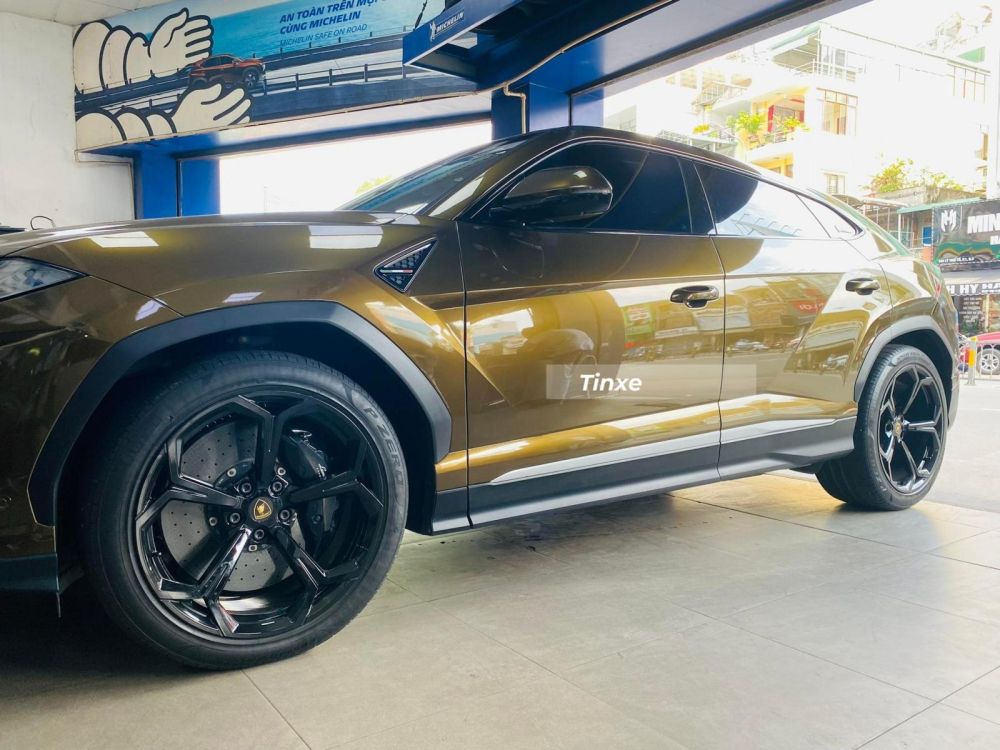 Đ&acirc;y ch&iacute;nh l&agrave; 1 trong 2 chiếc xe Lamborghini Urus đầu ti&ecirc;n về nước