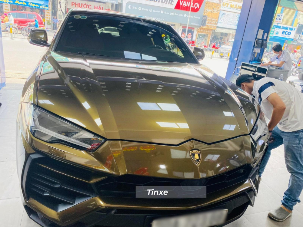Lamborghini Urus ch&iacute;nh h&atilde;ng đầu ti&ecirc;n về nước đ&atilde; được kho&aacute;c l&ecirc;n m&agrave;u &aacute;o mới sau hơn 3 năm về l&agrave;m d&acirc;u Nha Trang