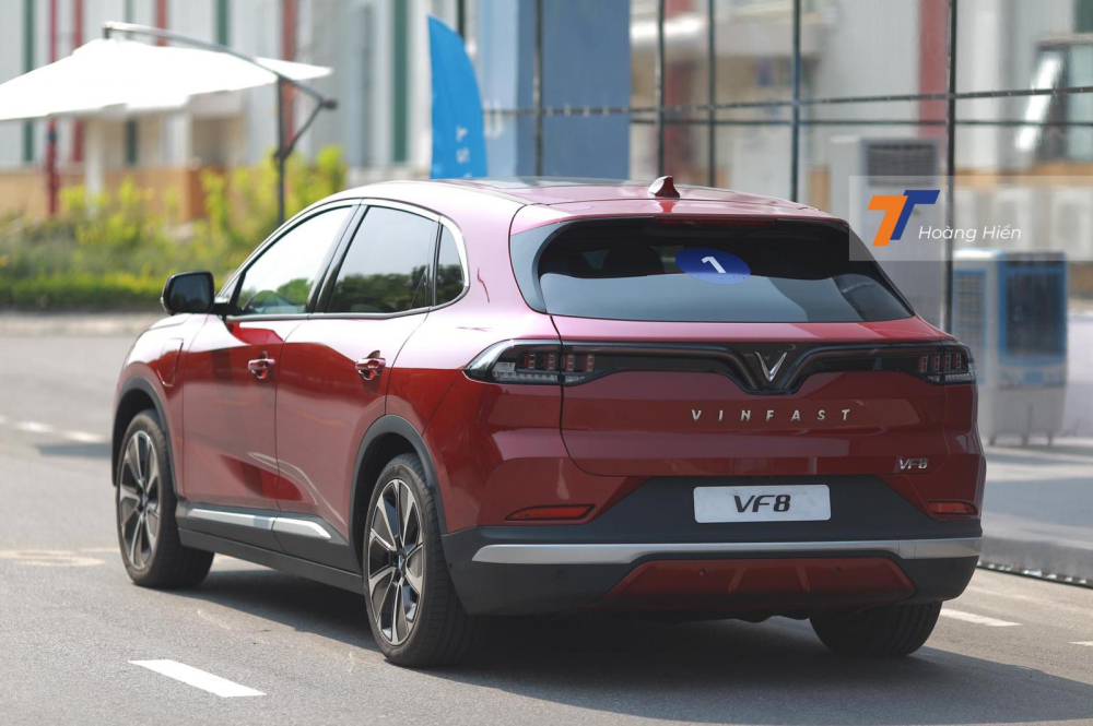 Thiết kế đu&ocirc;i sau của VinFast VF8 kh&aacute; giống SA2.0.
