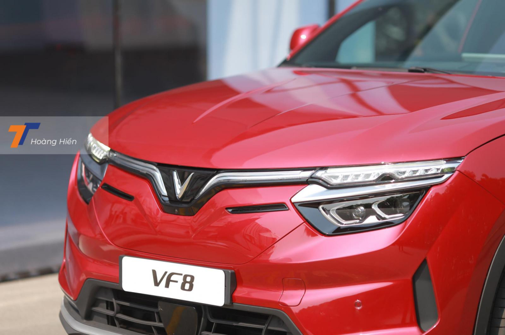 Phần đầu xe khỏe khoắn với hệ thống đ&egrave;n LED 2 tầng v&agrave; hiển nhiệt vẫn c&oacute; dải đ&egrave;n LED định vị ban ng&agrave;y chữ &ldquo;V&rdquo; đặc trưng của VinFast.
