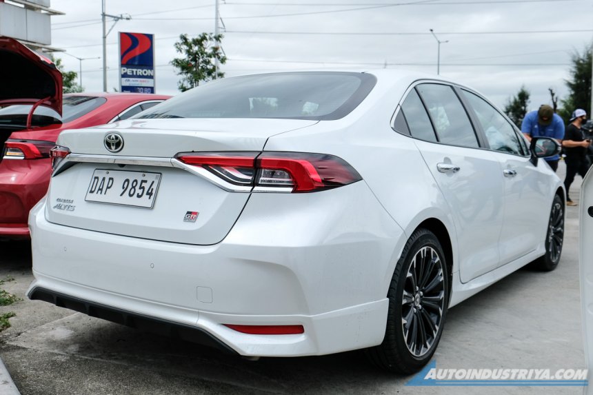 Toyota Corolla Altis GR Sport 2022 nhìn từ phía sau