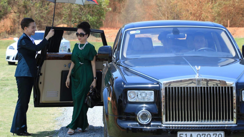 Rolls-Royce Phantom biển cực đẹp của gia đ&igrave;nh &ocirc;ng B&ugrave;i Th&agrave;nh Nhơn, tỷ ph&uacute; đ&ocirc; la thứ 7 tại Việt Nam mới được Forbes c&ocirc;ng bố