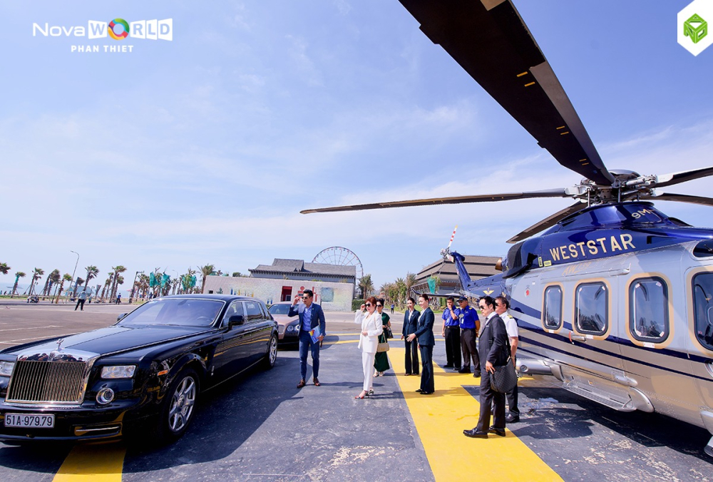 Trong 1 sự kiện đ&oacute;n kh&aacute;ch VIP bay từ Tp.HCM đi Phan Thiết, 2 chiếc xe si&ecirc;u sang l&agrave; Rolls-Royce Phantom v&agrave; Bentley Flying Spur đ&atilde; được mang ra chở kh&aacute;ch