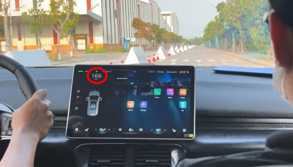 Minh Minh xí muội chỉ cần thời gian gần 20 giây để đưa chiếc xe VinFast VF8 từ tốc độ 4 km/h lên 166 km/h