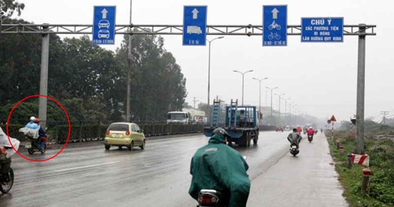 Người điều khiển xe m&aacute;y vi phạm lỗi sai l&agrave;n khi đi v&agrave;o l&agrave;n đường xe &ocirc; t&ocirc;.