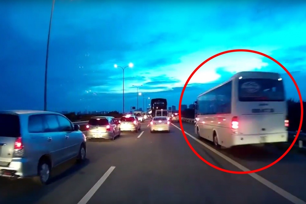 Trường hợp đi v&agrave;o l&agrave;n đường khẩn cấp sẽ bị &aacute;p dụng phạt lỗi sai l&agrave;n đường.