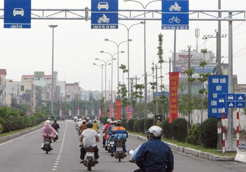 Người điều khiển xe m&aacute;y đi sai l&agrave;n đường