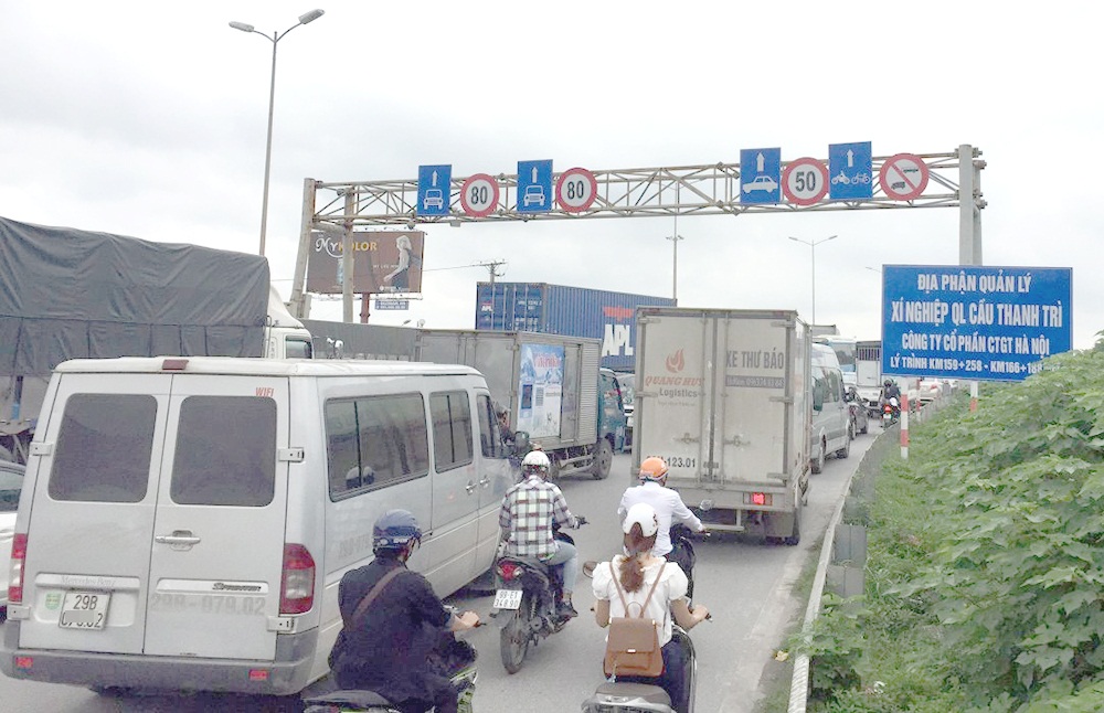 Phạt tiền từ 3.000.000 - 5.000.000 đồng với người điều khiển &ocirc; t&ocirc; đi sai l&agrave;n đường.