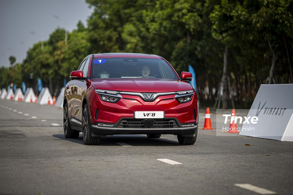VinFast VF8 phi&ecirc;n bản thử nghiệm được đưa tới cho b&aacute;o ch&iacute; Việt Nam l&aacute;i thử