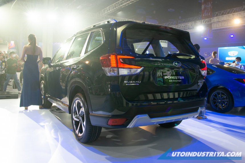 Subaru Forester 2022 nhìn từ phía sau