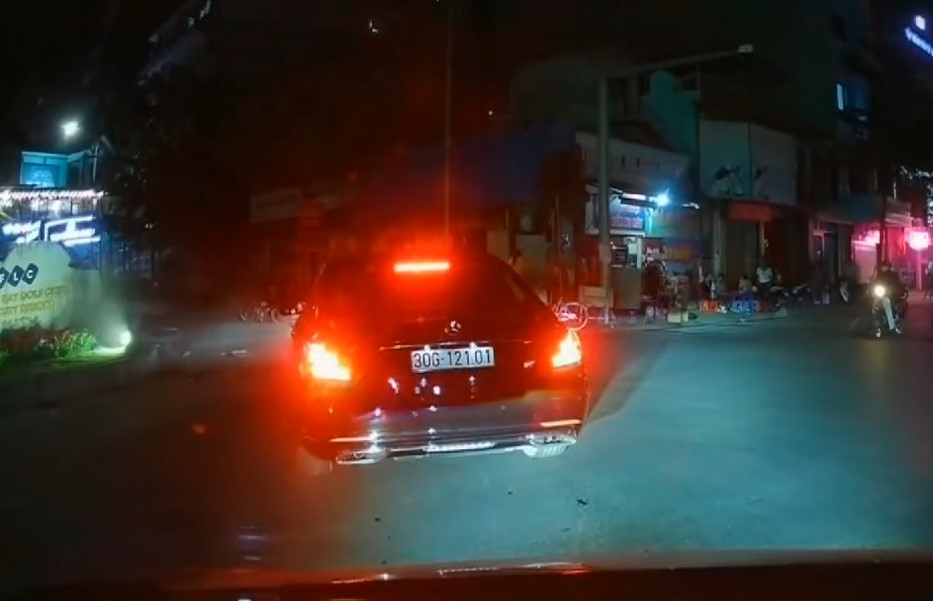 Chiếc xe sang Mercedes-Benz S450 tại hiện trường vụ tai nạn