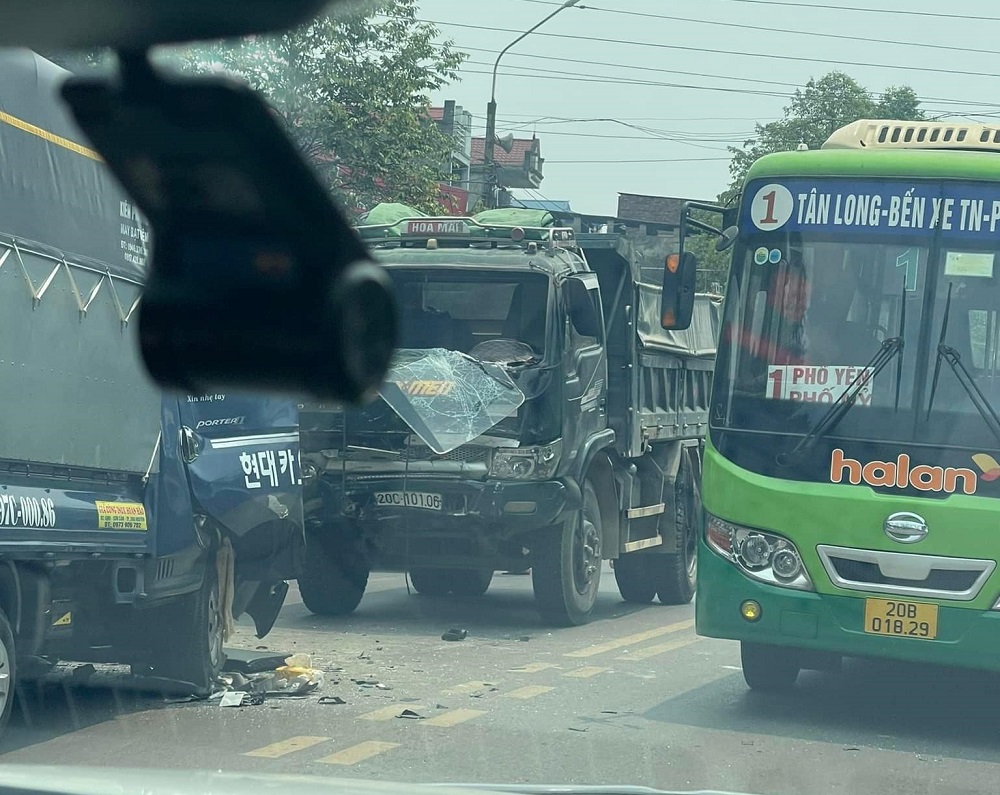 Chiếc xe ben cũng bị hư hỏng phần đầu xe