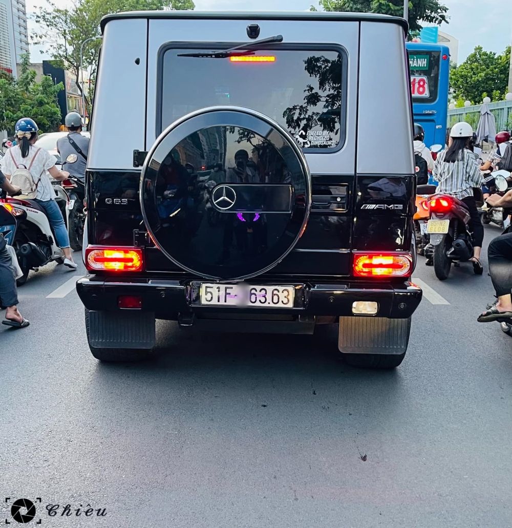 Chiếc xe Mercedes-Benz G63 AMG này có ngoại thất 2 tông màu với nửa thân trên được dán đề-can màu bạc Chiếc xe Mercedes-Benz G63 AMG này có ngoại thất 2 tông màu với nửa thân trên được dán đề-can màu bạc