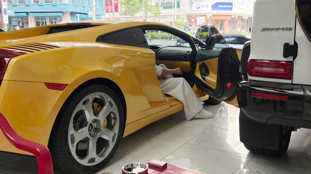 Còn đây là hình ảnh Đặng Lê Nguyên Vũ trải nghiệm khoang lái bò già Lamborghini Gallardo hàng hiếm tại Việt Nam