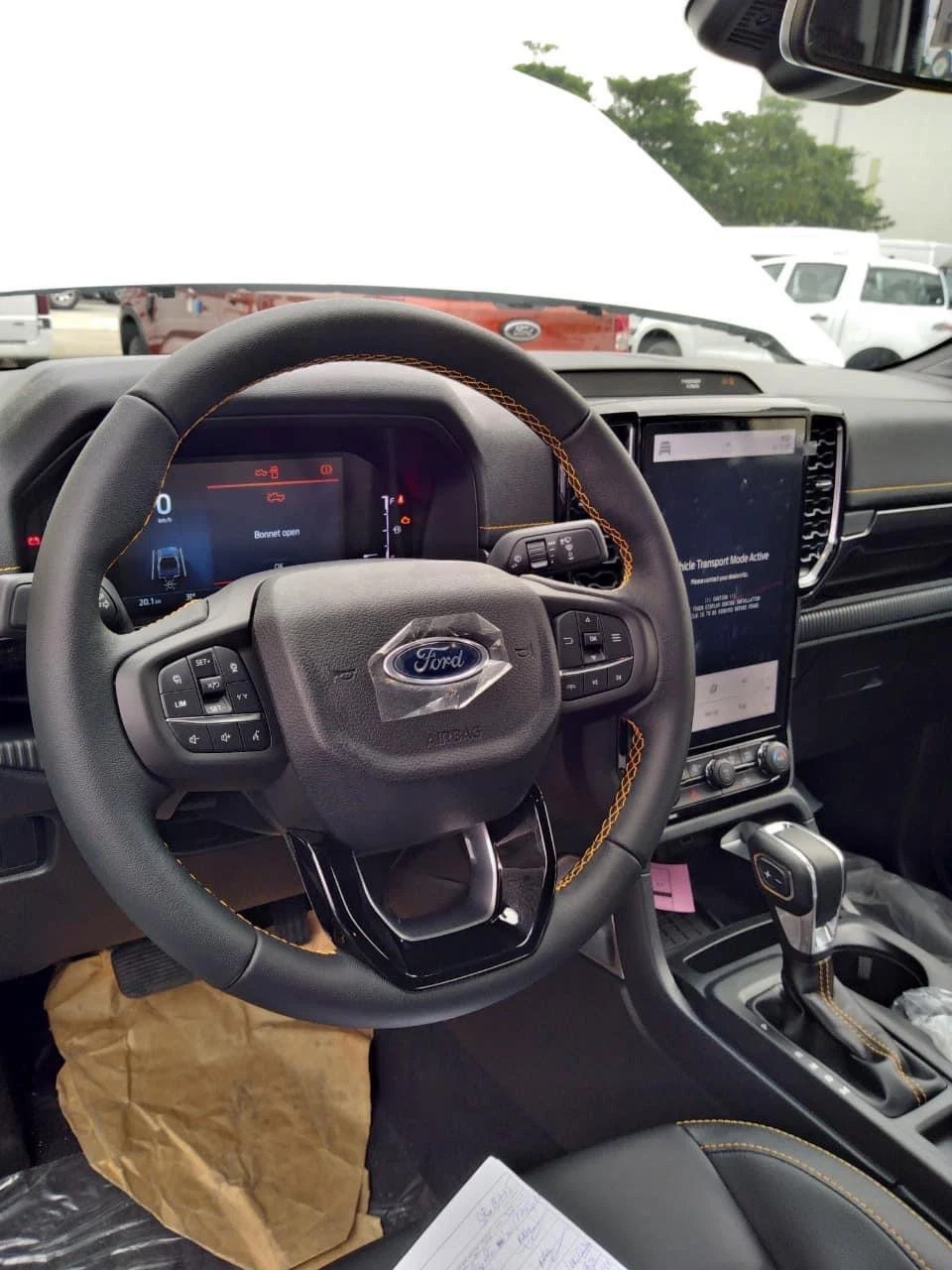 Nội thất Ford Ranger Wildtrak 2022 tiếp tục được h&eacute; lộ.