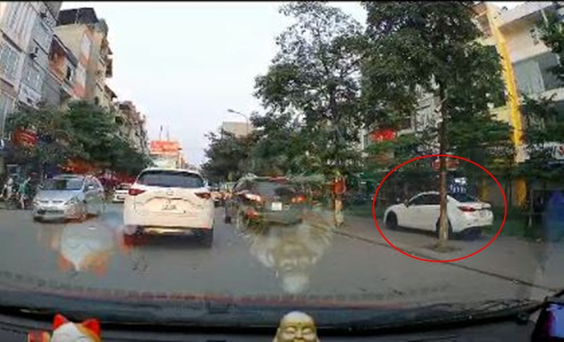 Xe ô tô đi lên vỉa hè tuy hiếm gặp nhưng vẫn không phải không có. Xe ô tô đi lên vỉa hè tuy hiếm gặp nhưng vẫn không phải không có.