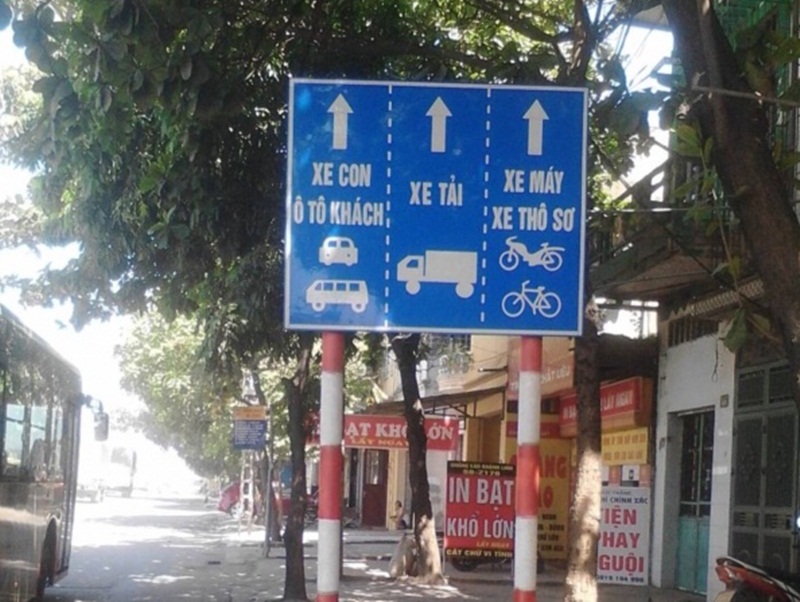 biển gộp l&agrave;n R.415 c&oacute; &yacute; nghĩa ph&acirc;n l&agrave;n đường, c&aacute;c phương tiện phải đi đ&uacute;ng l&agrave;n đường như tr&ecirc;n biển.