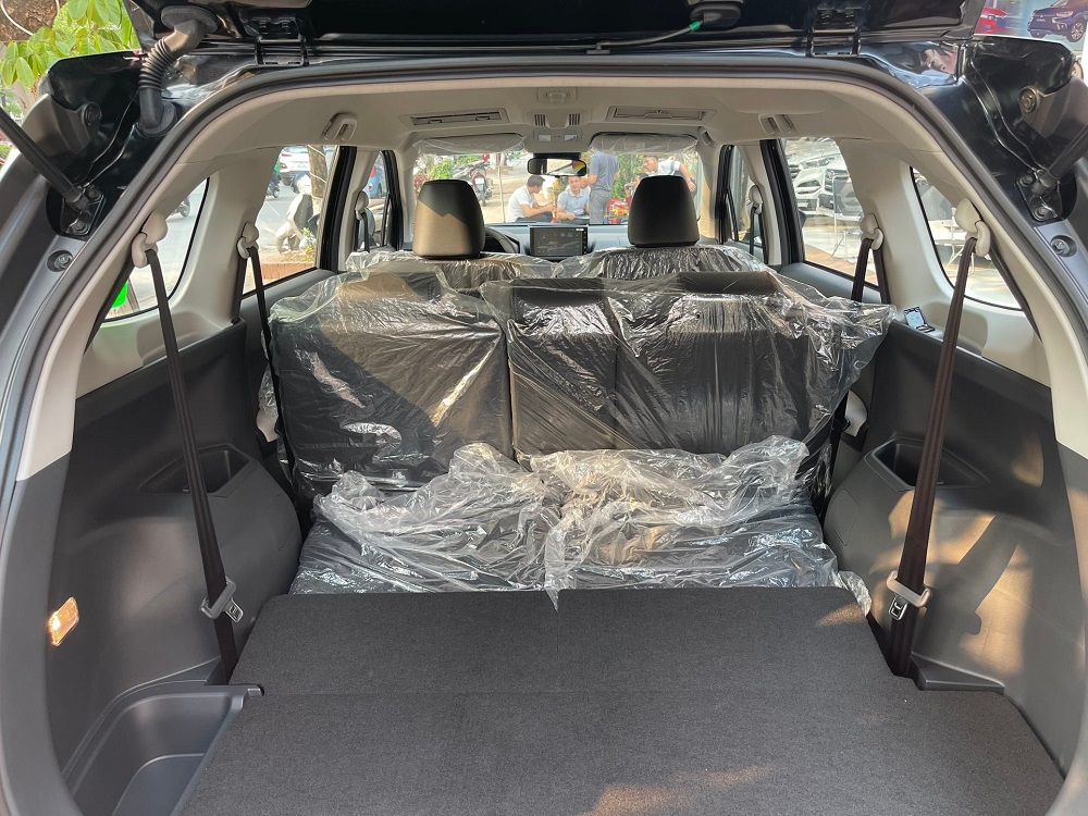 Hàng ghế thứ 3 của Toyota Veloz Cross 2022 có thể gập xuống để tăng thể tích khoang hành lý