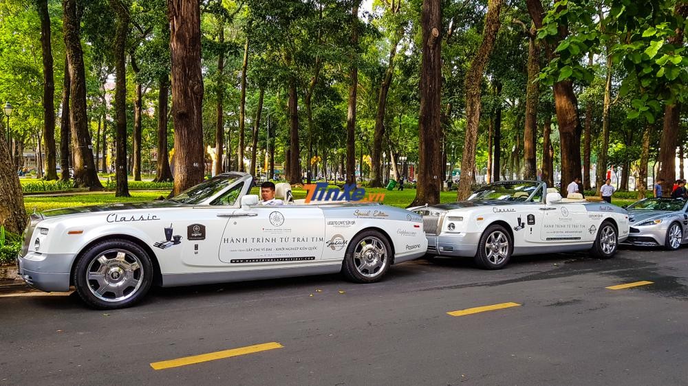 Xe siêu sang mui trần Rolls-Royce Phantom Drophead Coupe khi mở mui