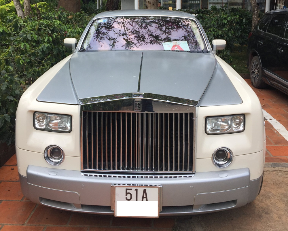 Chiếc xe Rolls-Royce Phantom này nguyên bản có màu đen