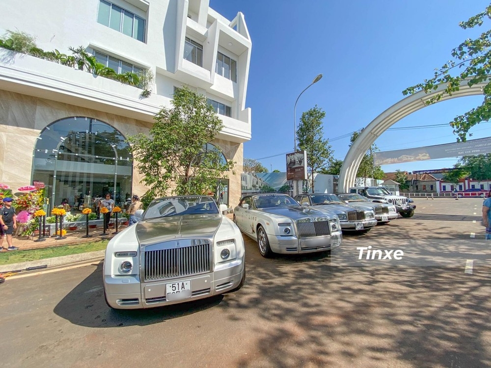 2 chiếc xe siêu sang mui trần Rolls-Royce Phantom Drophead Coupe