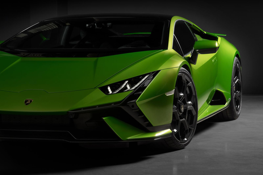 Cản trước với tạo h&igrave;nh chữ Y dưới đ&egrave;n pha của Lamborghini Huracan Tecnica