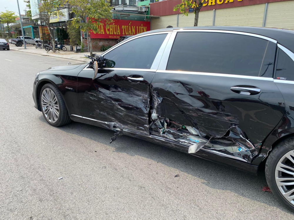 Chiếc Mercedes-Maybach S450 bẹp d&uacute;m sườn xe b&ecirc;n tr&aacute;i