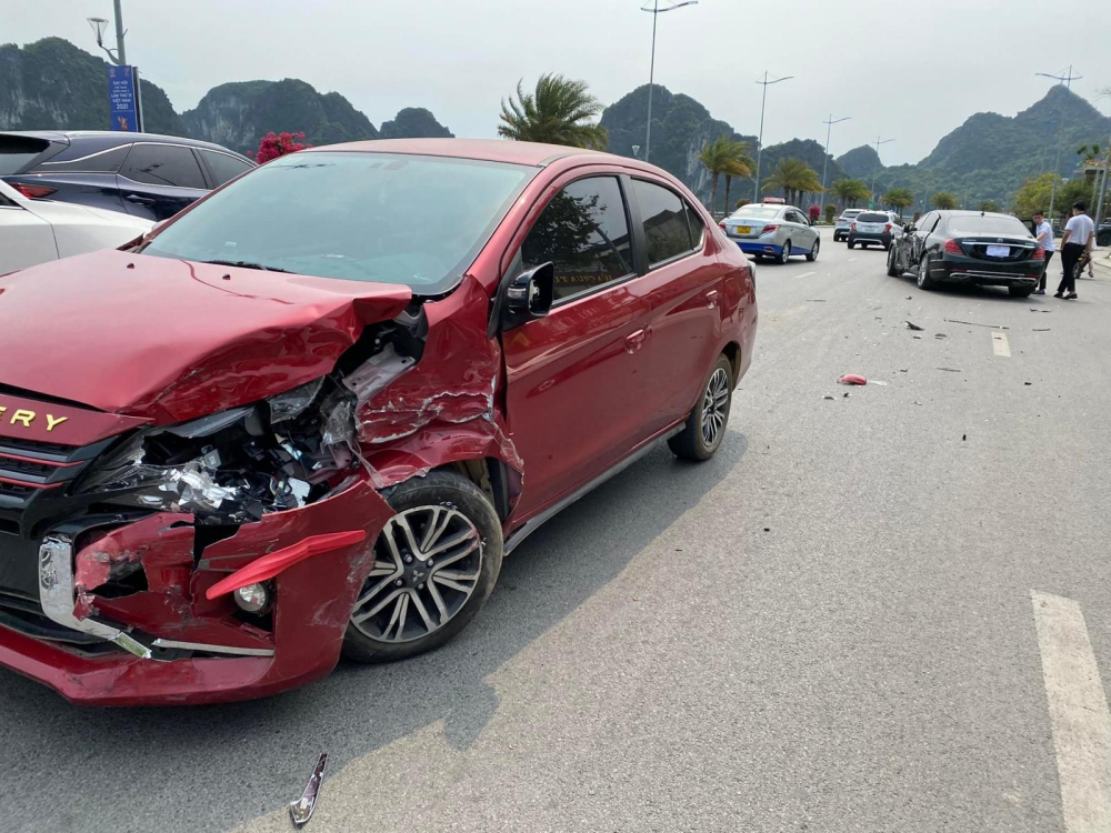 Chiếc Mitsubishi Attrage vỡ n&aacute;t g&oacute;c đầu xe b&ecirc;n tr&aacute;i