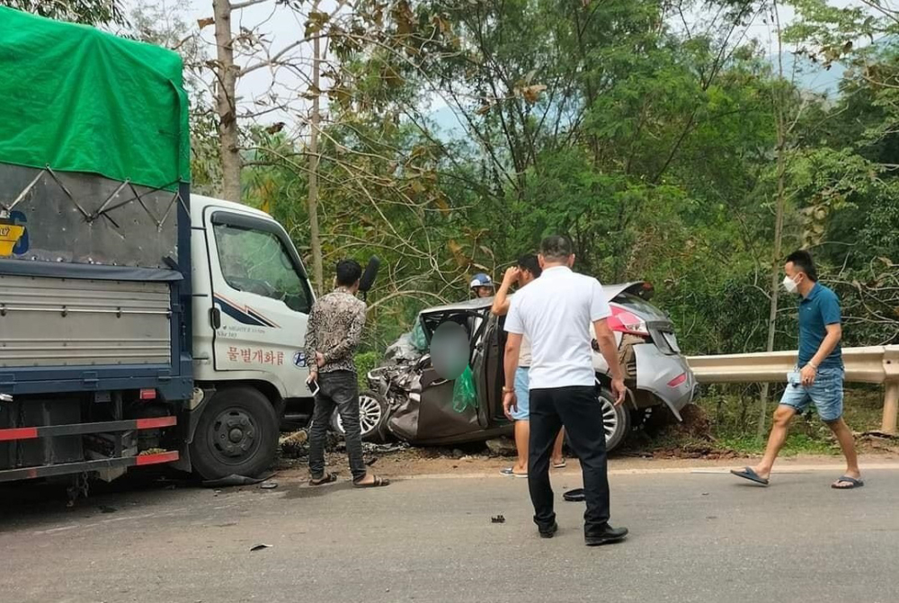 Hiện trường vụ tai nạn nghi&ecirc;m trọng tr&ecirc;n quốc lộ 6