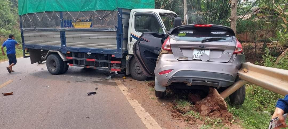 Cả hai chiếc &ocirc; t&ocirc; đều bị hư hỏng sau vụ tai nạn