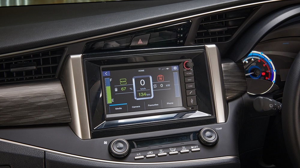 M&agrave;n h&igrave;nh th&ocirc;ng tin giải tr&iacute; của Toyota Innova EV 