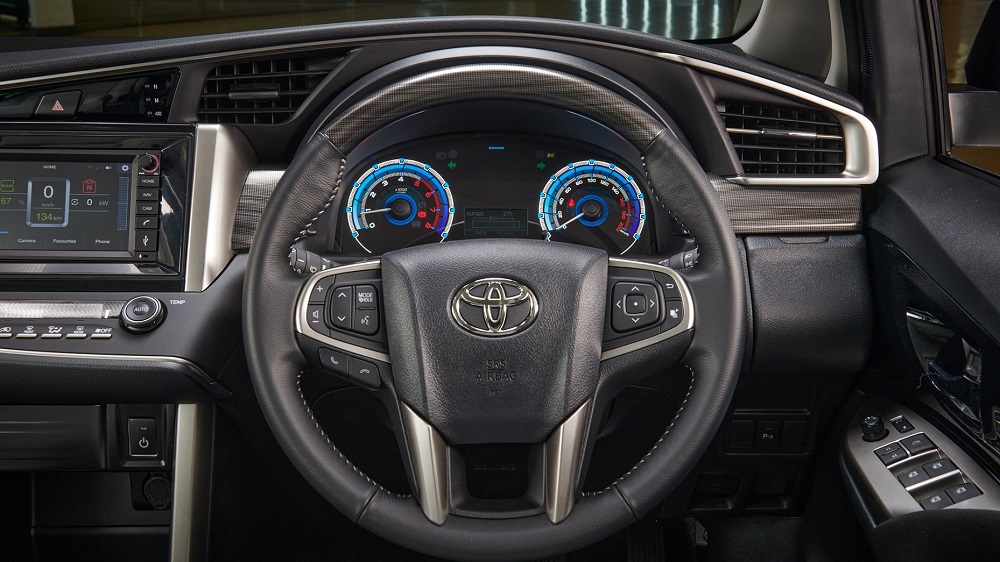 V&ocirc; lăng v&agrave; bảng đồng hồ của Toyota Innova EV 