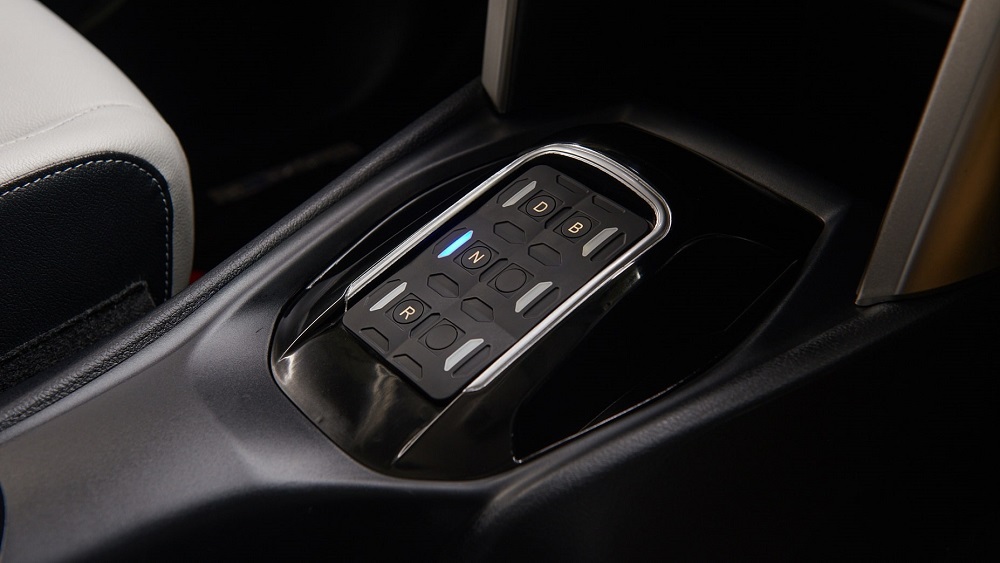 N&uacute;t bấm chọn số tr&ecirc;n cụm điều khiển trung t&acirc;m của Toyota Innova EV 