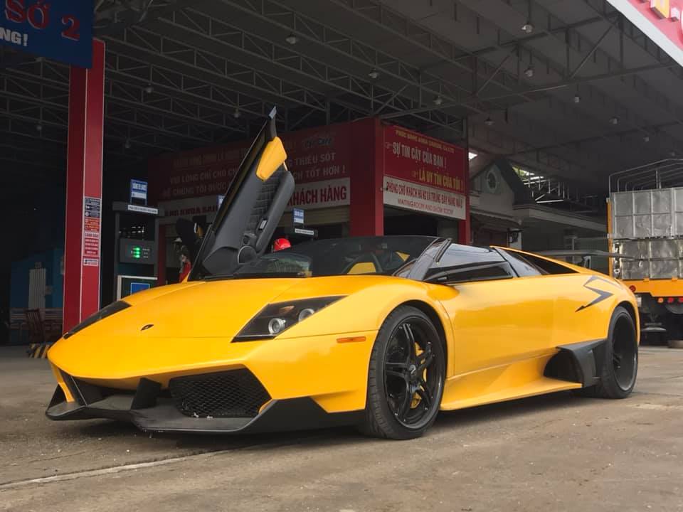 Xe được trang bị bộ body kit Murcielago LP670-4 SV