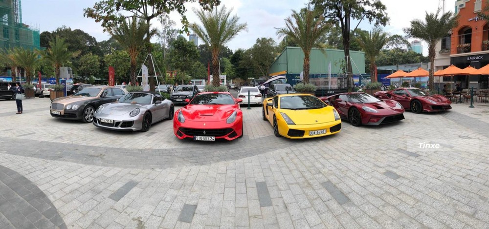 Dàn siêu xe của gia đình ông Bùi Thành Nhơn, trong ảnh nổi bật nhất là Ferrari 488 Pista Spider cùng Ford GT thế hệ mới màu đỏ đậm Dàn siêu xe của gia đình ông Bùi Thành Nhơn, trong ảnh nổi bật nhất là Ferrari 488 Pista Spider cùng Ford GT thế hệ mới màu đỏ đậm