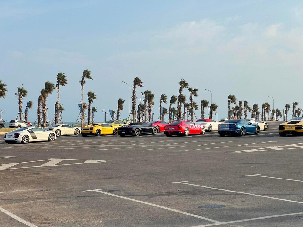 15 siêu xe của 1 ông Bùi Thành Nhơn tập trung tại Phan Thiết 15 siêu xe của 1 ông Bùi Thành Nhơn tập trung tại Phan Thiết