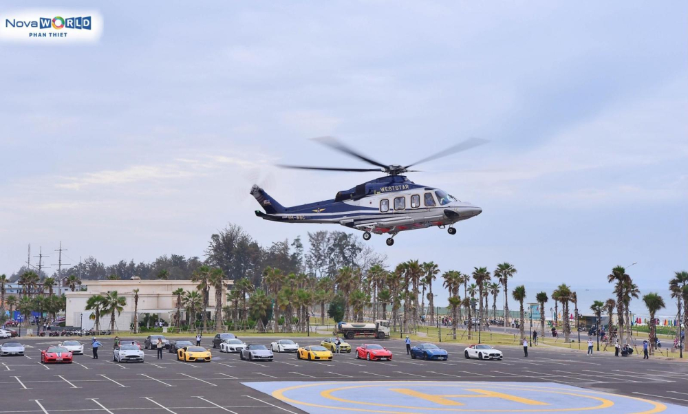 Trực thăng Weststar AW-189 cất cánh với dàn siêu xe đỗ phía dưới Trực thăng Weststar AW-189 cất cánh với dàn siêu xe đỗ phía dưới