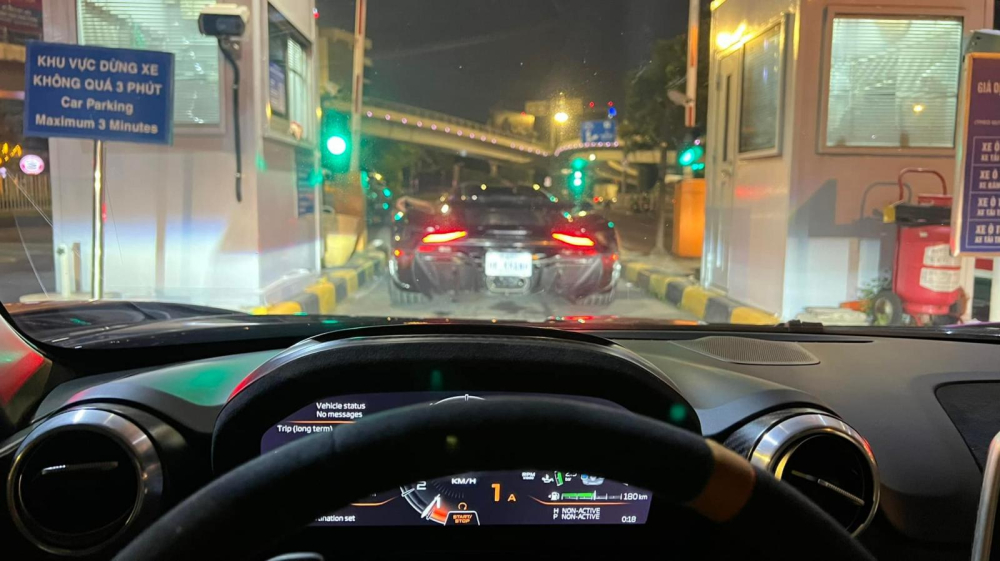 Trong khoang lái xe McLaren Senna và phía trước là bom tấn Koenigsegg Regera