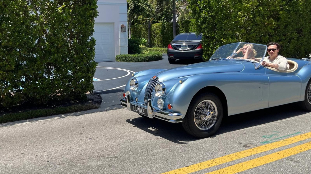 Brooklyn Beckham v&agrave; Nicola Peltz dạo chơi tr&ecirc;n Jaguar XK140 mui trần do David Beckham tặng
