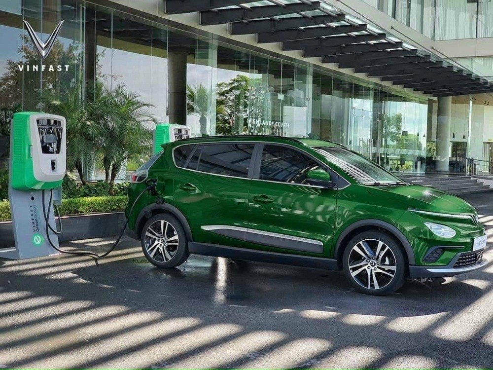 Sạc pin cho xe ô tô điện trong điều kiện thời tiết mưa giông, sấm sét vẫn được đảm bảo an toàn.