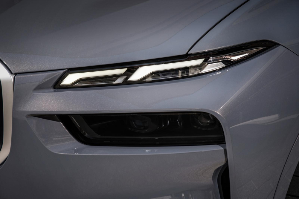 Hệ thống đèn 2 tầng trên đầu xe của BMW X7 2023