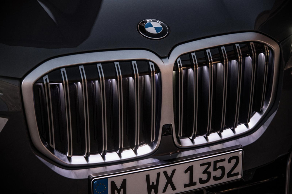 Lưới tản nhiệt phát sáng là trang bị tiêu chuẩn của BMW X7 M60i 2023
