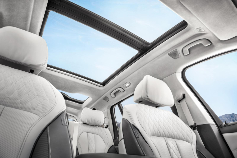 Người ngồi trong BMW X7 2023 có thể chỉnh cửa sổ trời toàn cảnh bằng giọng nói