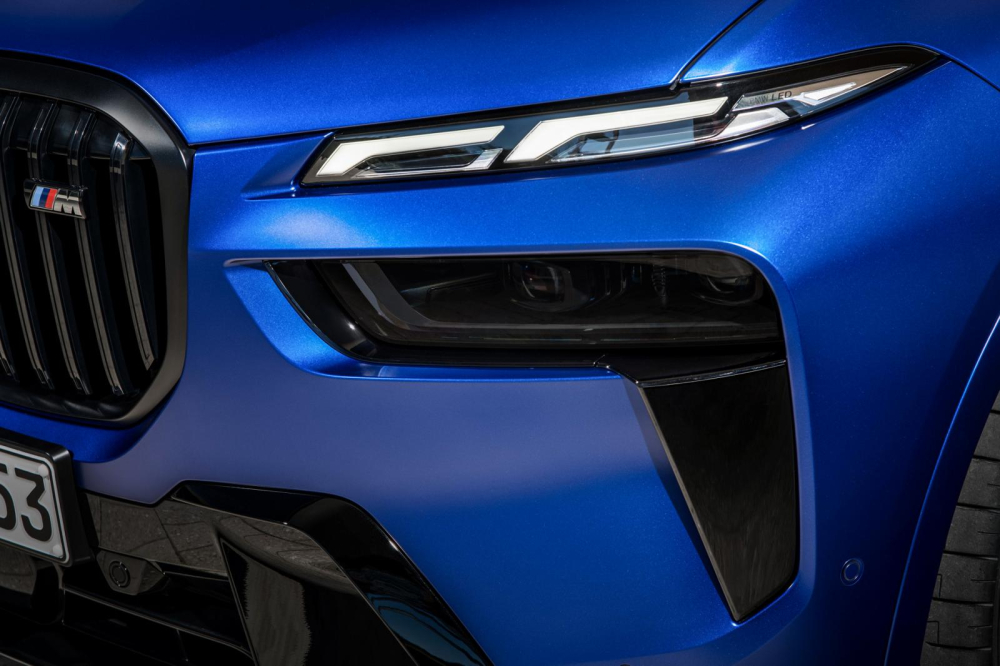 Bên dưới đèn pha của BMW X7 M60i 2023 có nẹp màu đen bóng