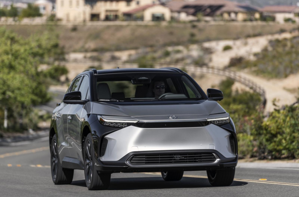 SUV cỡ trung Toyota bZ4X 2023 ch&iacute;nh thức được tung ra thị trường