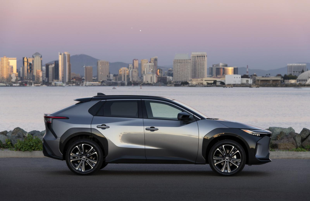 Toyota bZ4X Limited 2023 d&ugrave;ng v&agrave;nh 20 inch