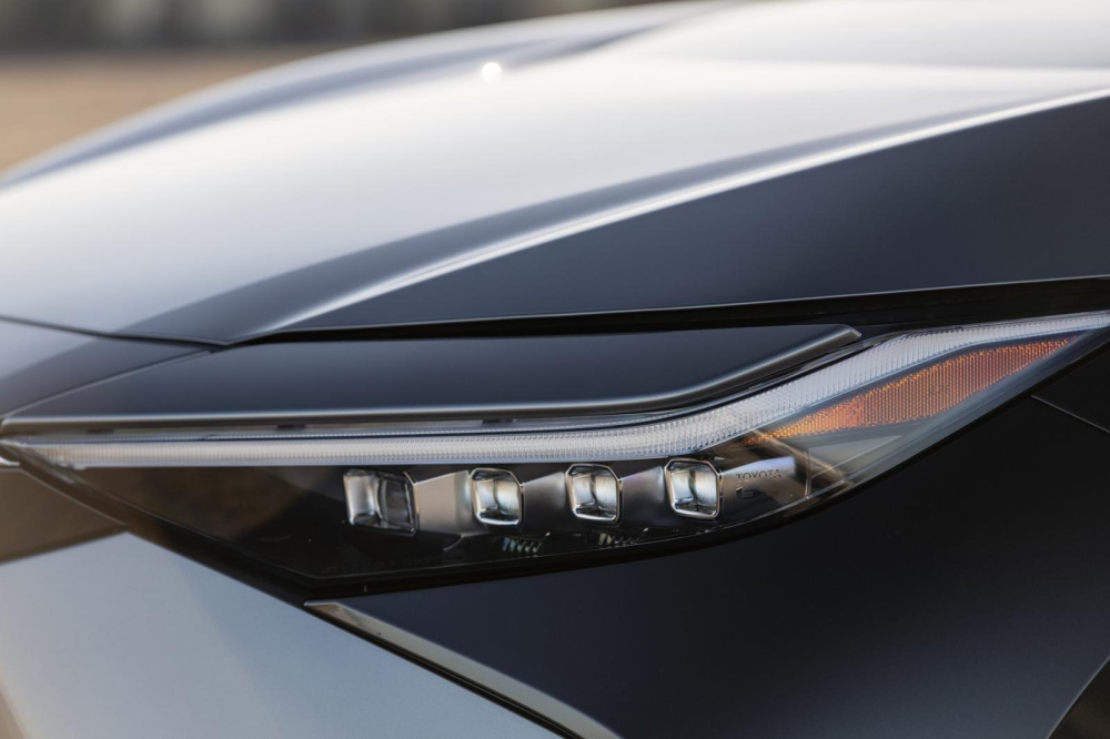 Toyota bZ4X Limited 2023 d&ugrave;ng đ&egrave;n pha Multi-LED